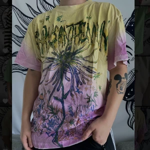 T-shirt Weekday - Härlig t-shirt i fint skick, oversized i storleken.