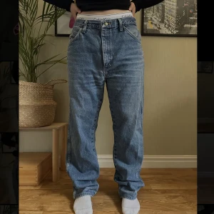 Jeans - Snygga jeans från Wrangler! Säljer pga passar inte mig längre💞Köparen står för frakten!
