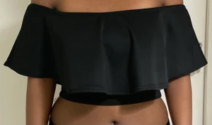 En snygg Crop topp från nelly  - Använt bara en gång så är den nästan som ny ☺️storleken är M