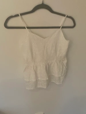 Blommig blus från shein  - Säljer denna från shein! den är jätte fin och passar alla❤️