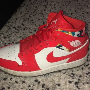 Air Jordan 1 mid barcelona sweater red patent - Säljer mina Jordan som jag använt ett fåtal gånger  Storlek 42