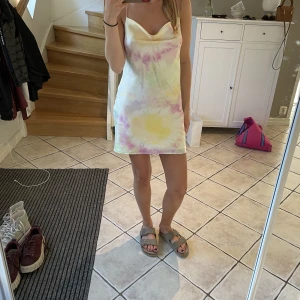 Satinklänning - Satinklänning i fina färger från zara. Väldigt fin rygg med knyte. Snygg när man är brun. Nästan helt oanvänd. 