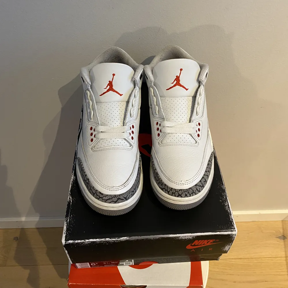 Hej säljer ett par Air Jordan 3 white cement i storlek 39, skick 9/10 då skorna har lite heeldrag men annars väldigt bra Scick, kan mötas upp och frakta med postnord. Pris kan diskuteras. Kom privat för äkthetsbevis Mvh Jesper. Skor.