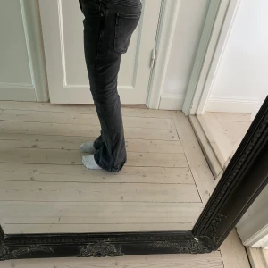 Zara jeans - Säljer dessa zara jeans. Dem är flare med slitz och low waist. Jeansen är i storlek 164 men passar även 24-26 i midjestorlek och dig med längd 30. Kom privat vid fler bilder, intresse, innerbenets mått eller ngt annat 💕💕 (helt slutsålda)!!