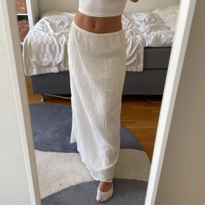 Vit kjol - Supersöt sommakjol. Aldrig använd🤍Jag är 1.72 cm lång