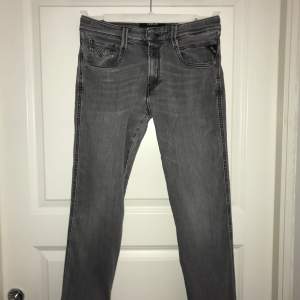 Säljer dessa gråa Replay jeans eftersom jag vuxit ur dem. Modellen är Replay Anbass slim fit och de är i storlek 164, men när satt bra nör jag var XS. De är köpta från Boozt för ca 3 år sen. Inga defekter. Pris ej hugget i sten, bra pris vid snabb affär.