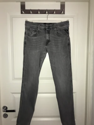 Replay Jeans Gråa Anbass Slim fit Stl. 164 - Säljer dessa gråa Replay jeans eftersom jag vuxit ur dem. Modellen är Replay Anbass slim fit och de är i storlek 164, men när satt bra nör jag var XS. De är köpta från Boozt för ca 3 år sen. Inga defekter. Pris ej hugget i sten, bra pris vid snabb affär.