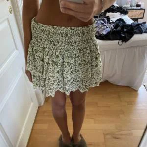 Zara kjol - Säljer denna jättefina volangkjol från Zara!!! Obs första bilden är lånad. Passar från XS-M