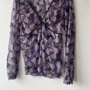 Bohemisk tröja - Lila urringad tröja i tunnt material