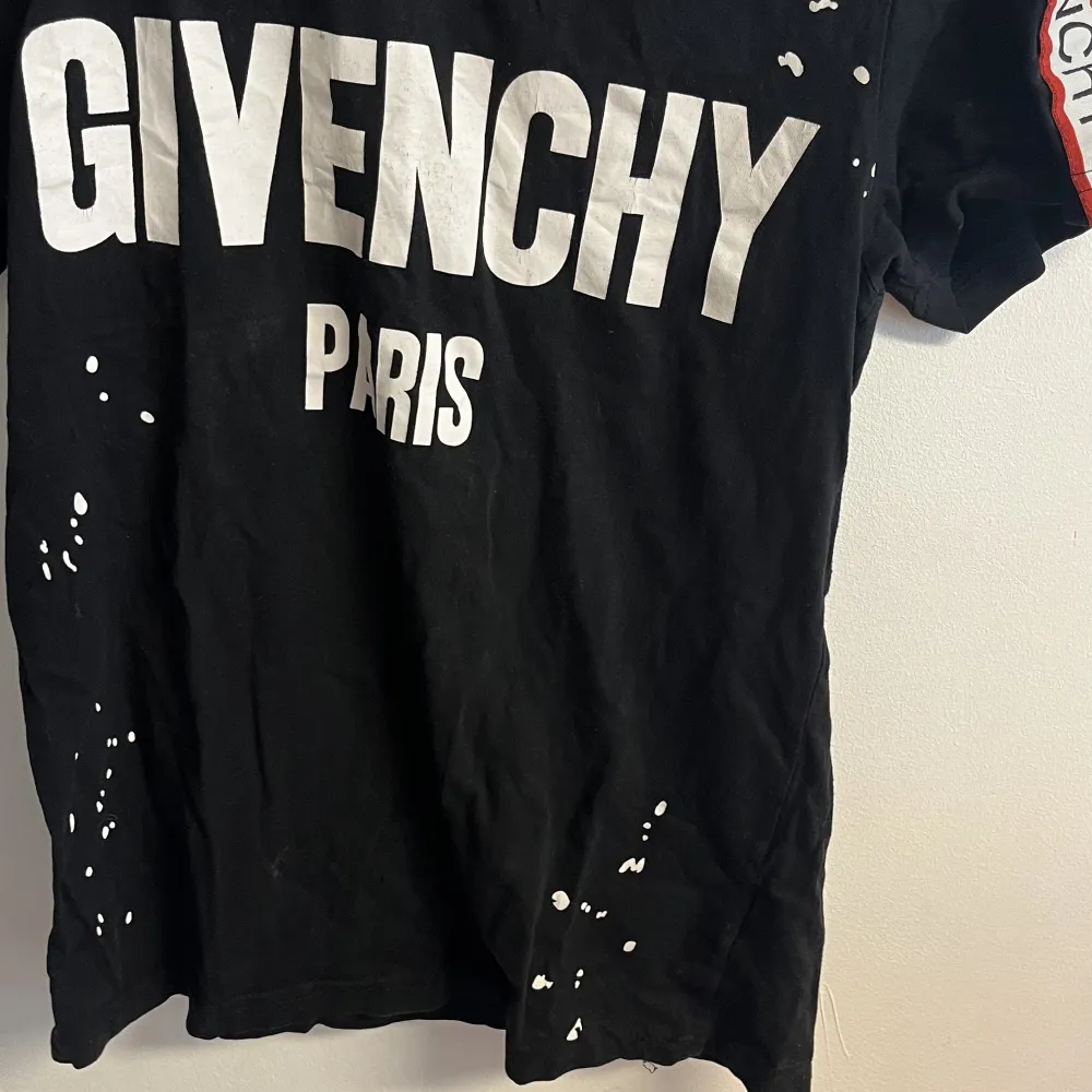 Säljer min Givenchy T-shirt då den inte passar längre!. T-shirts.