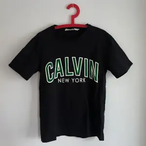 Calvin Klein T-shirt sparsamt använd. Storlek: S