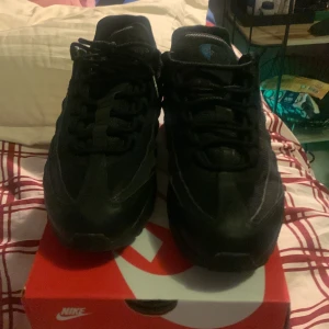 Air max 95 - Air max 95 storlek 41 använt en gång men de Va lite för små för mig mötar UPP bara