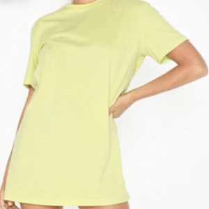 NLY Trend tee dress - Helt ny basic oversize tee dress. Ljusgrön enligt beskrivning (se tag) men upplevs mer som gul/grön. Aldrig testad (första bilden). 