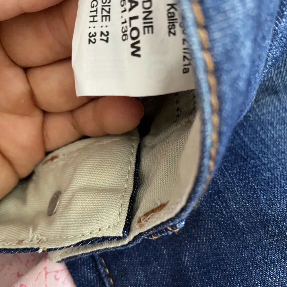 Ett par Lågmidjade utsvängda jeans i storlek 27/32. Fint skick i lite stretchiga material. Jeans & Byxor.