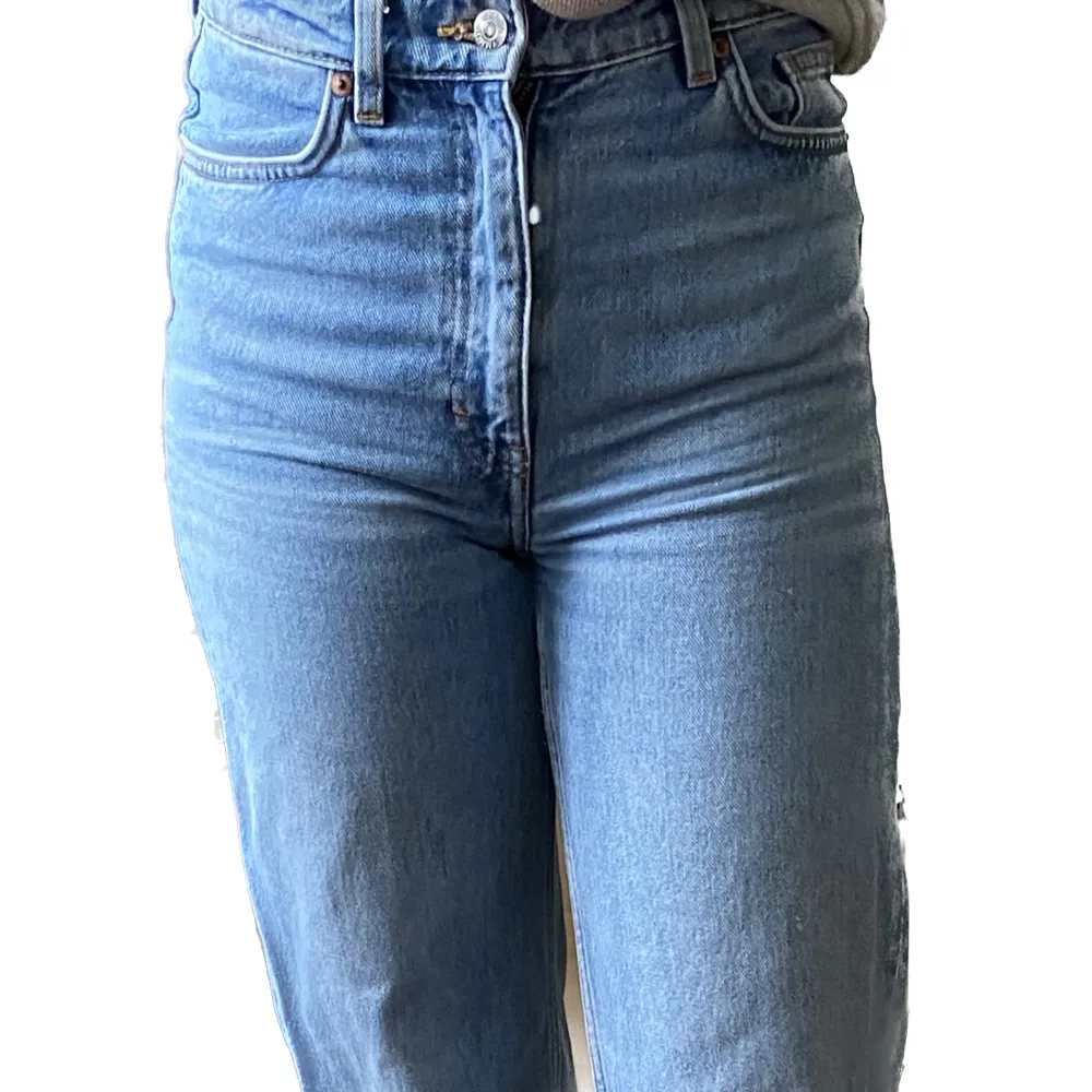 Monki jeans, ljusblå. Mycket bra skick. Har varit älskade länge, men tyvärr växt ur dem.  Storlek 25, CN 160/64A. Jeans & Byxor.
