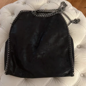 Stella mccartney liknande väska - Säljer denna Stella McCartney liknande väska. Se defekter på bild 2