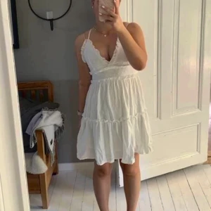 Vit Klänning  - Säljer denna vita klänning i storlek L men är väldigt liten i storleken därför är den mer som en M. Säljes för 200kr+frakt☀️