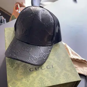 1:1 Svart Gucci Keps som tillkommer med en Gucci påse och Gucci Låda. Helt felfri.  Nypris: 4500kr - Kan mötas upp eller fraktas, skriv vid intresse!