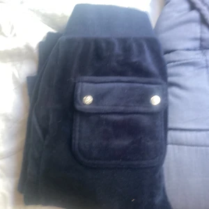 Juicy byxor  - Säljer mina marin blå juicy byxor men fikor! Endast för att jag växt ur dom och blivit för lång! (Referens, jag är 1,74 typ o de nuddar precis min fot )  inga tappade knappar eller på något sätt förstörda!💕 köpta för 1200