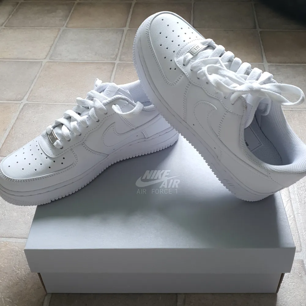 *FIXED PRICE*  Hi! Brand new Nike Air force in white, size 38 EU. I got the wrong size for myself and was out of the returns time. Never worn!. Skor.