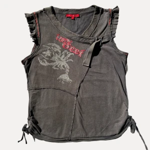 Kortärmad topp - Hittade den snyggaste y2k toppen med tryck och detaljer men är lite för stor på mig❤️‍🩹Styla med lång cargo-kjol 🥹! Storlek S/M.