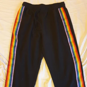 Regnbågsbyxor - Säljer dessa då de tyvärr blivit för små 