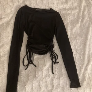 Superskön tröja - Säljer denna supersköna tröja i lite tunnare material, sitter jättefint på o längden går att justera med hjälp av snörena.