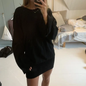 Kashmir klännig - Svart klänning i 100% kashmir, jättebra skick! Från märket Parentis  Kan även användas som en lång stickad tröja 