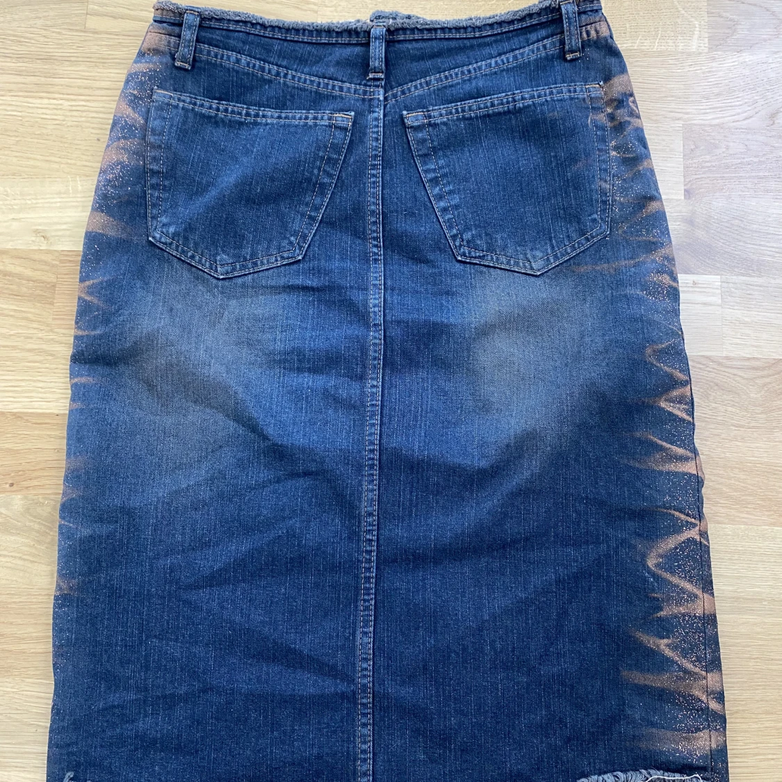 Jeans kjol med glitter detalj  - 90