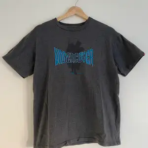 En grå tröja från Undercover från spring summer 2000 med ett tryck. Undercover text + samurai i bakgrunden😎😎Har en lite detalj vid vänster ärm också.  Storlek M, sitter TTS.  Clean tröja