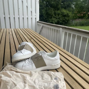 Valentino Garavani  - Valentino Garavani skor  - Storlek: 42 - Skick: 8,5/10 - Pris: 2800kr Båda skorna har dustbag! 