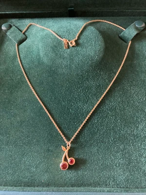 Maria Nilsdotter  - Halsbandet med två röda körsbär från Maria Nilsdotter äkta silver guldpläterat.  Asken ingår inte 