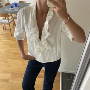 Blus från Marni - Säljer denna underbara blus från marni. Köpt för 6200 kr för några år sedan. I superfint skick, behöver bara strykas💕 storlek 38.