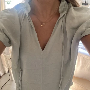 Topp - Otrolig topp från By Malena Birger i grön nyans. Den är strl 34 men stor i storleken.❤️‍🔥❤️‍🔥