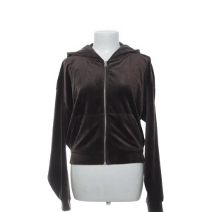 Brun mjukis set från BikBok - Både ursnyggt och bekvämt mjukis set från Bikbok i storlek xs byxor och s i överdelen.🤎 Köptes förra sommaren för 600 kr. Funkar både för xs/s då de finns snöre på insidan.