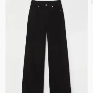 Svarta jeans, som e antingen wide elr straight. Bra skick! Pris kan diskuteras 💕💕