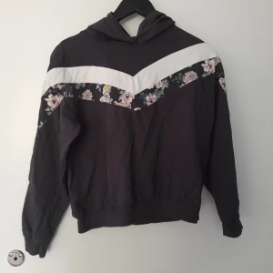 Tröja Kappahl Storlek 158/164 - Tröja Kappahl Storlek 158/164 en vit och en blommig rand över bröstet och armar oandvändt skick  Obs, hund finns i hemmet   Fraktas enligt överenskommelse. Frakten bekostas av köparen.  PRISET GÅR ATT FÖRHANDLA