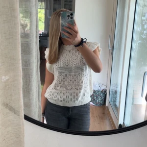Topp  - Super fin virkad spets topp från ONLY som tyvärr inte kommer till användning längre💕