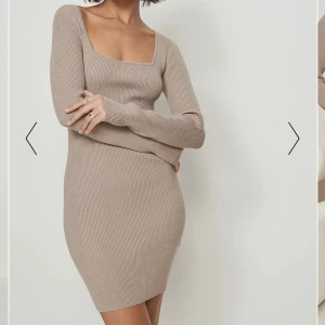 Na-kd stickade miniklänning - Super fin stickad klänning från na-kd. Oanvänt skick provad två gånger. Mjukt  tyg och super fin kvalitet. Slut såld på hemsidan. 