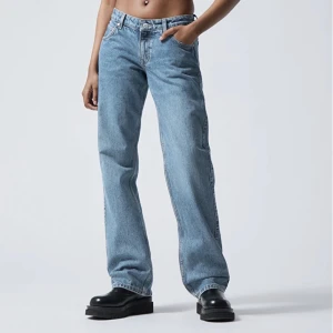 Low Straight Jeans  - Jättefina lågmidjade baggy jeans från weekday. Använt många ggr men inga skador. Köpt för 600 o slutsålda på nätet! Pris kan diskuteras 💕💕
