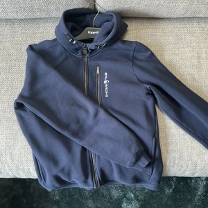 Sailracing hoodie - Cond 10/10 Nypris 1000kr slutsålt överallt Köpt på Kidsbrandstore. Pris kan diskuteras vid snabb affär!