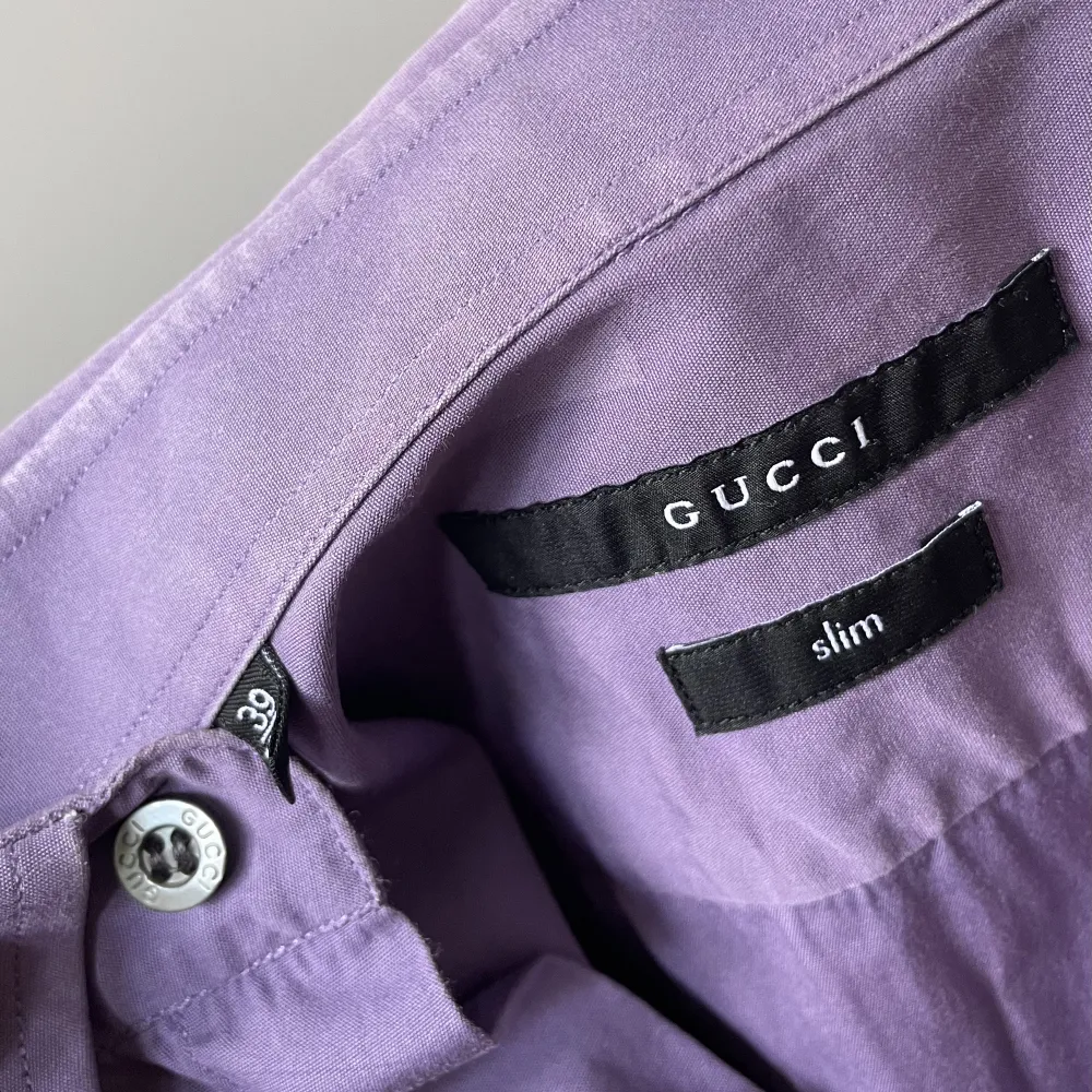 En lila Gucci skjorta i bra skick. (Pappa rensar garderoben) köparen står för frakt och pris kan diskuteras💕nypris ca 6000kr . Skjortor.