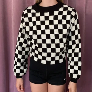 Rutig stickad tröja ♟️🐚 - Jättefin stickad tröja som är lite croppad, inte så my leg använd. Barntröja!