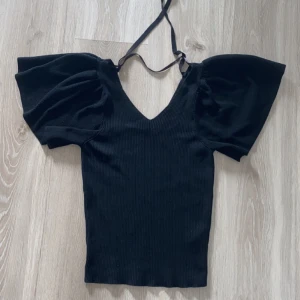 Svart Topp - Jättefin svart ribbad topp med knyte där bak från only. Använt 1 gång, inga skador! Storlek M men passar mig som använder S-XS. Köpt för 300kr, pris kan diskuteras! 💕