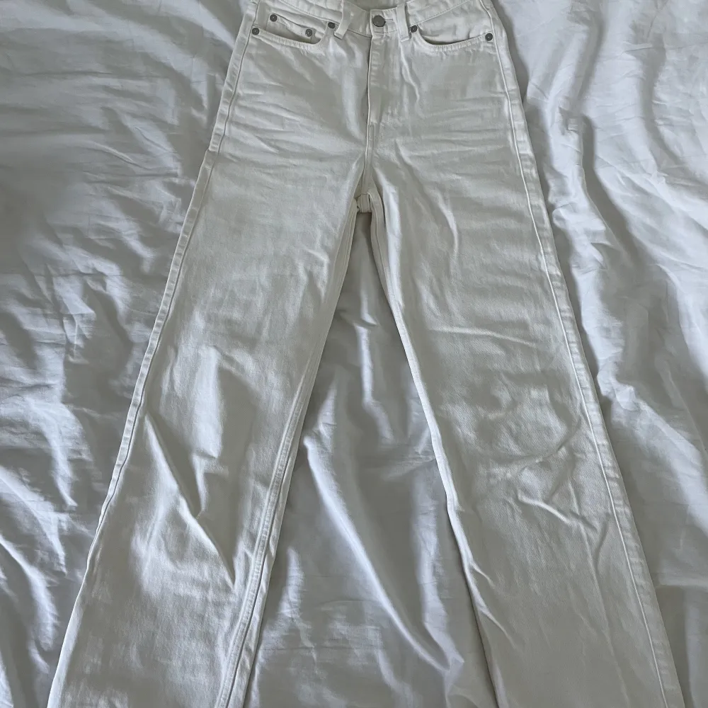 Snygga jeans från weekday i modellen rowe😍Finns en liten skavank vid dragkedjan men inget som syns när man har byxorna på sig! Säljs för 200kr, nypris 500kr 🥰. Jeans & Byxor.