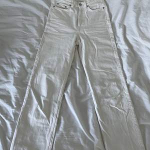 Snygga jeans från weekday i modellen rowe😍Finns en liten skavank vid dragkedjan men inget som syns när man har byxorna på sig! Säljs för 200kr, nypris 500kr 🥰