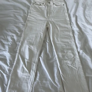 Weekday rowe jeans - Snygga jeans från weekday i modellen rowe😍Finns en liten skavank vid dragkedjan men inget som syns när man har byxorna på sig! Säljs för 200kr, nypris 500kr 🥰