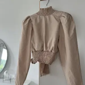 Beige blus med smock och öppen rygg från Gina strl S 🤍 Fint skick!  Kan skickas, köparen står för frakten 🥰