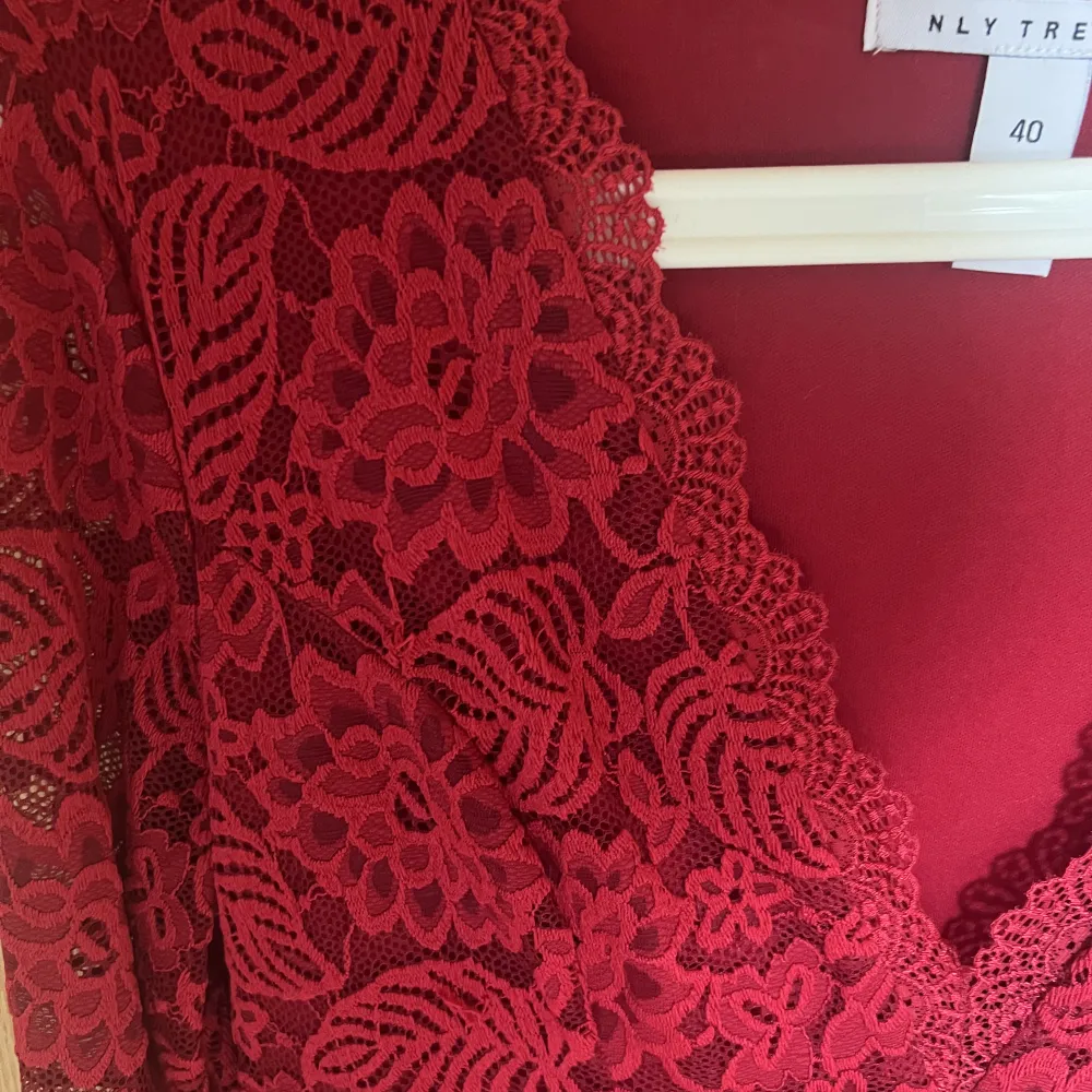 Säljer en röd klänning med spets upptill från Nelly❤️ Klänningen är i storlek 40 och använd enbart 2 gånger!. Klänningar.