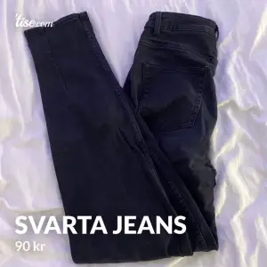 Svarta högmidjade jeans från H&M! 